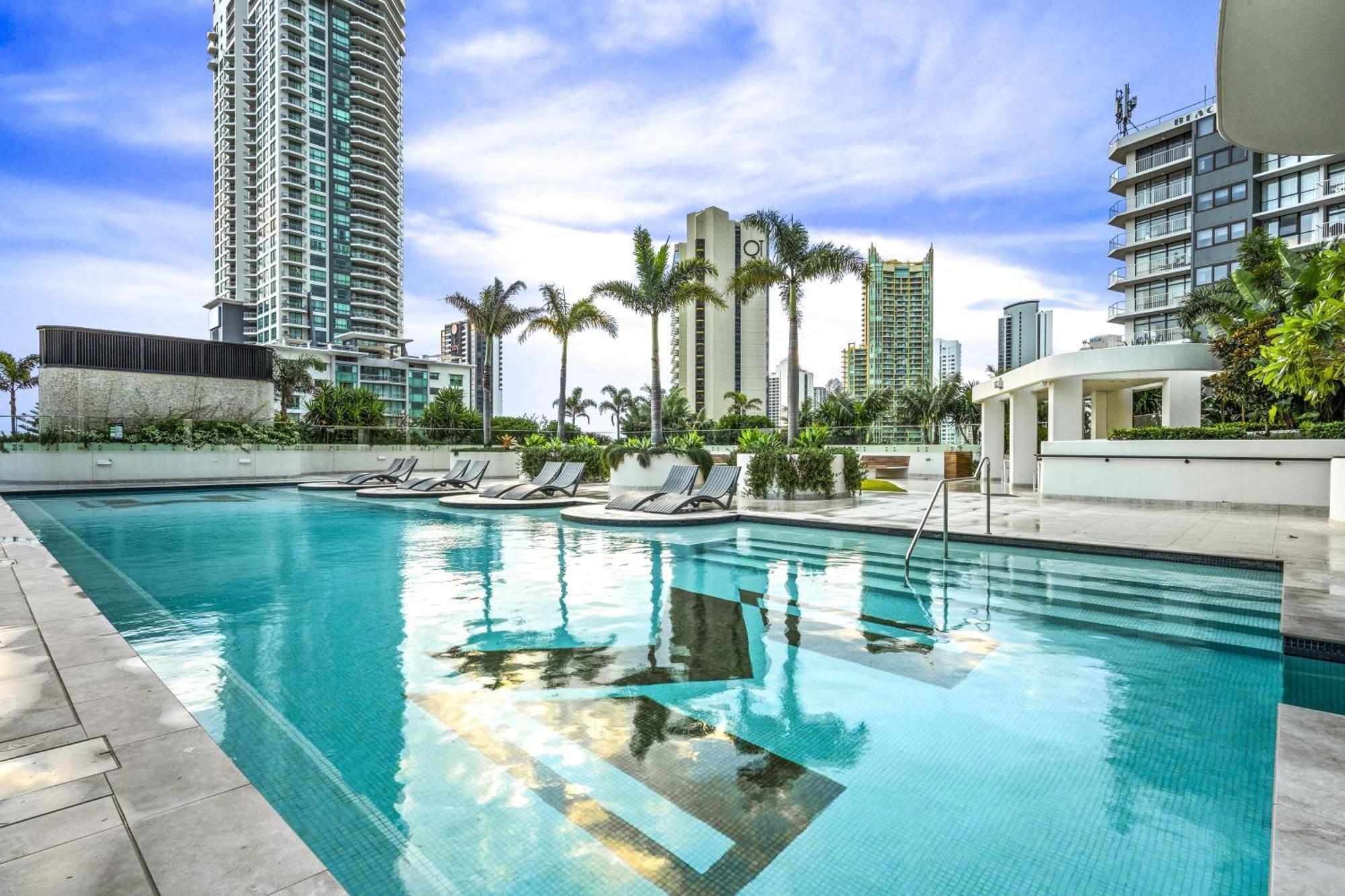 Ocean Views In Beachside 2-bedroom Unit - Q *